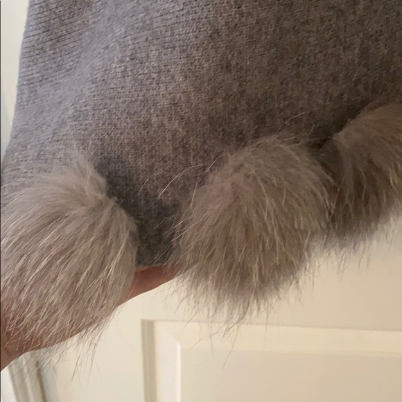Grey cashmere/faux fur cape. - Picture 4 of 10